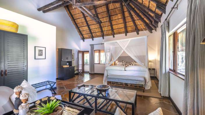 Ein Zimmer mit einem Bett und einem Tisch