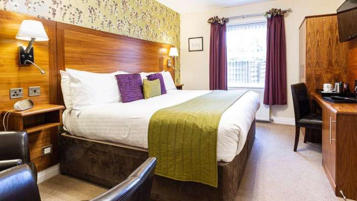 Ein Hotelzimmer mit einem Bett und einem Stuhl