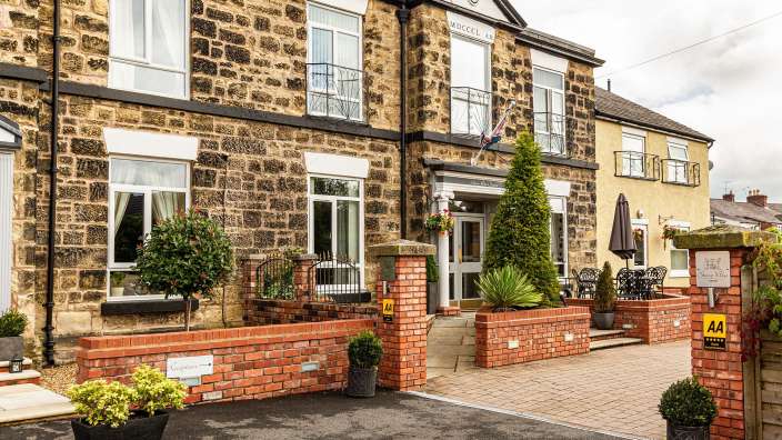 Ein großes Steingebäude mit der Aufschrift ' brooks ' darauf