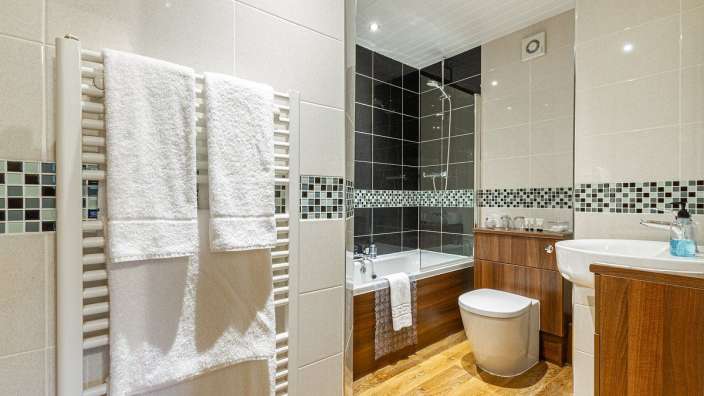 Ein Badezimmer mit einer Badewanne und einem Waschbecken