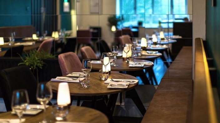 Ein Restaurant mit vielen Tischen und Gläsern
