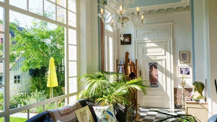 Ein Wohnzimmer mit einer Couch und einem Kronleuchter