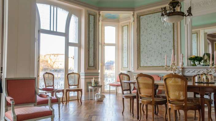 Ein Esszimmer mit einem Tisch und Stühlen