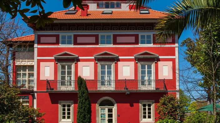 Ein großes rot-weißes Gebäude mit vielen Fenstern