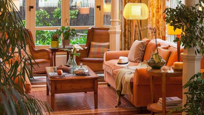 Ein Wohnzimmer mit einem Couchtisch und einem Stuhl
