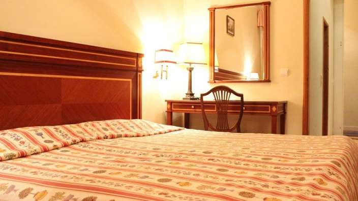 Ein Hotelzimmer mit einem Bett und einem Schreibtisch