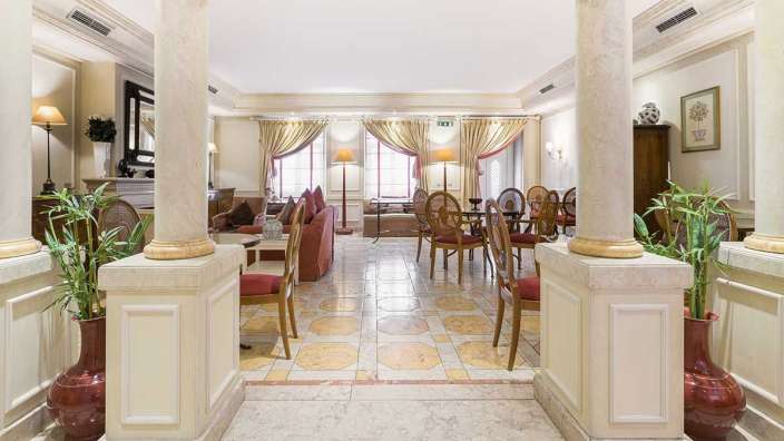 Ein großes Wohnzimmer mit vielen Stühlen und Möbeln