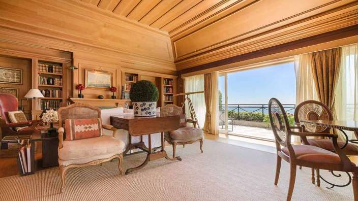 Ein Wohnzimmer mit einem Tisch und Stühlen und Bücherregalen