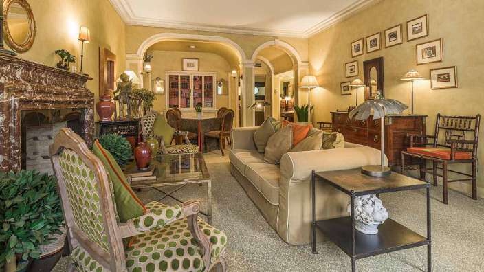 Ein Wohnzimmer mit einem Couchtisch und Stühlen