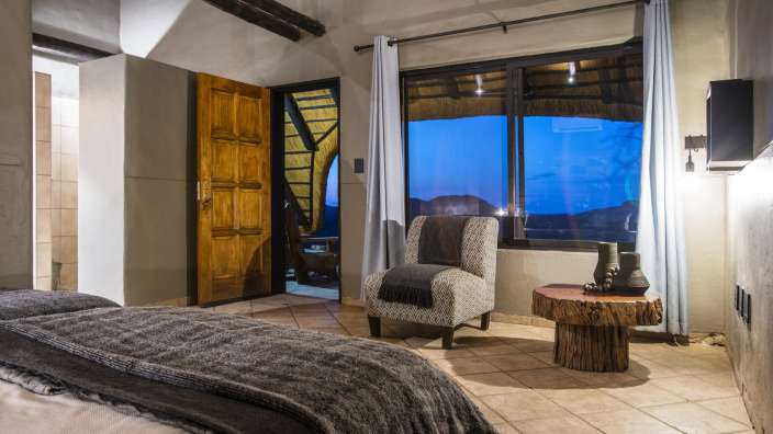 Ein Schlafzimmer mit einem Bett und einem Stuhl