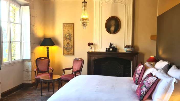 Ein Schlafzimmer mit einem Bett und einem Kamin