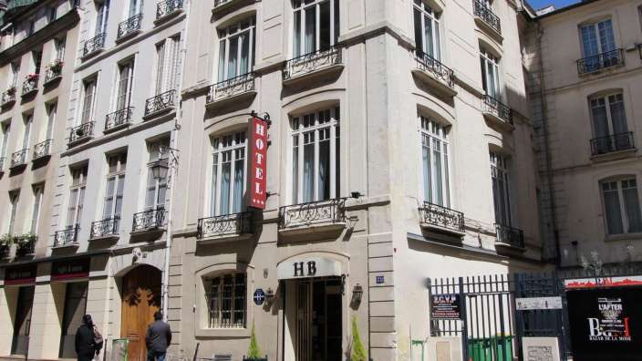 Ein Gebäude mit einem Hotelschild darauf