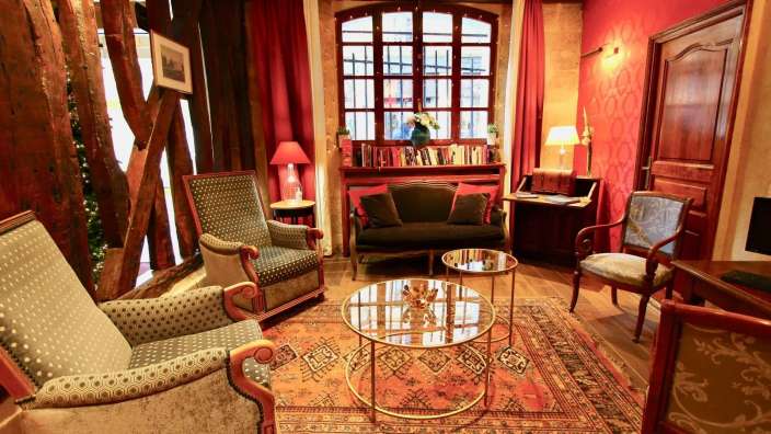 Ein Wohnzimmer mit einem Couchtisch und zwei Stühlen