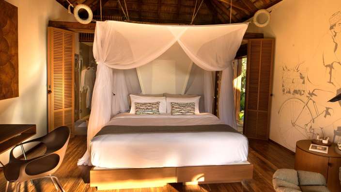 Ein Schlafzimmer mit einem Bett und einem Mosquitonetz