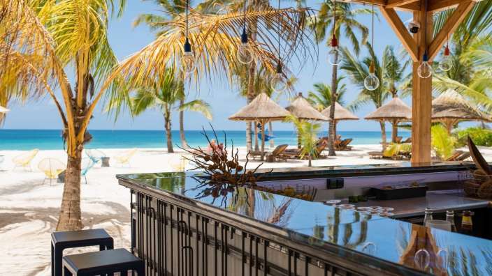 Eine Bar mit Blick auf den Strand und das Meer