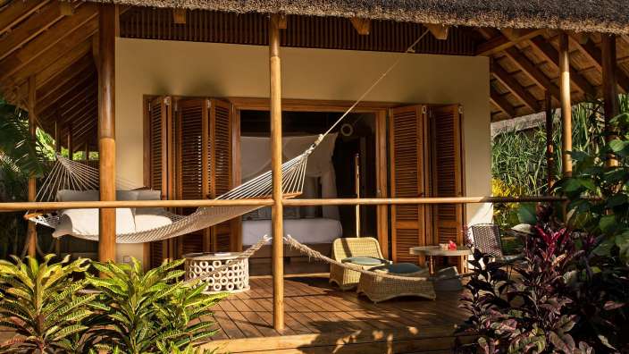 Ein Haus mit einer Hängematte auf der Veranda