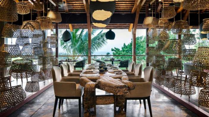 Ein Esszimmer mit einem langen Tisch und Stühlen