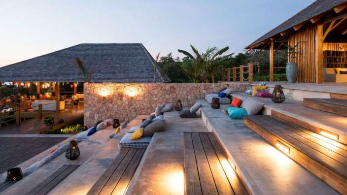 Eine Terrasse mit vielen Sitzgelegenheiten und Laternen