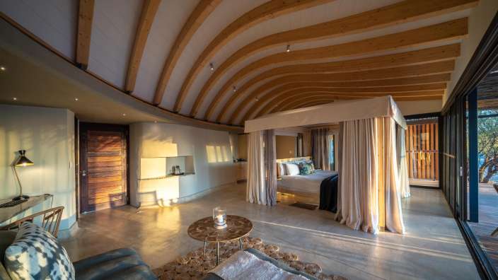 Ein Zimmer mit einem Bett und einem Tisch