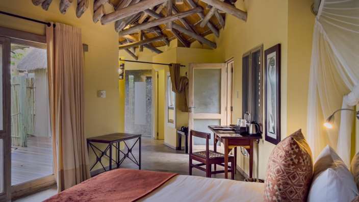 Ein Schlafzimmer mit einem Bett und einem Schreibtisch