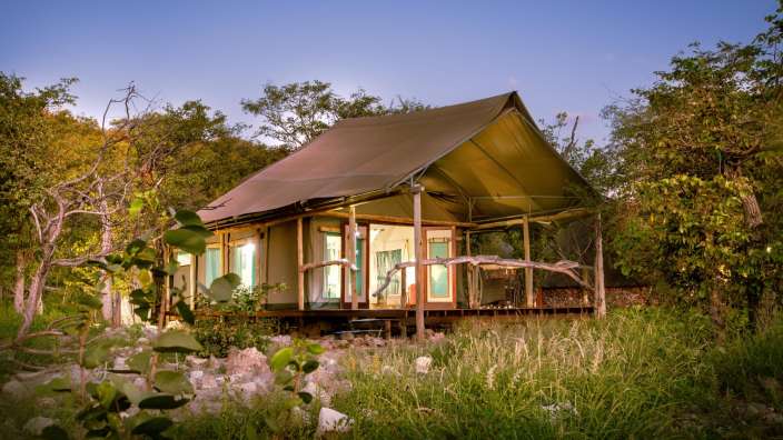 Ein kleines Zelt steht in der Mitte eines Feldes