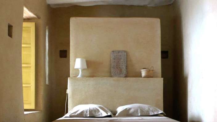 Ein Schlafzimmer mit einem Bett und einer Lampe