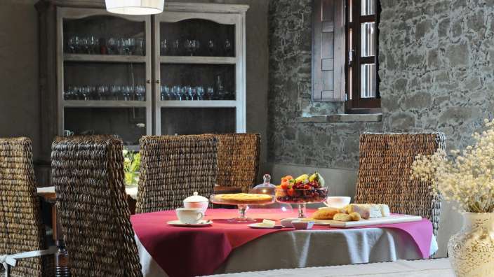 Ein Tisch mit einem Teller mit Obst darauf