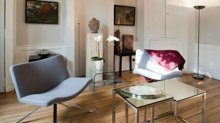 Ein Wohnzimmer mit einem Stuhl und einem Tisch