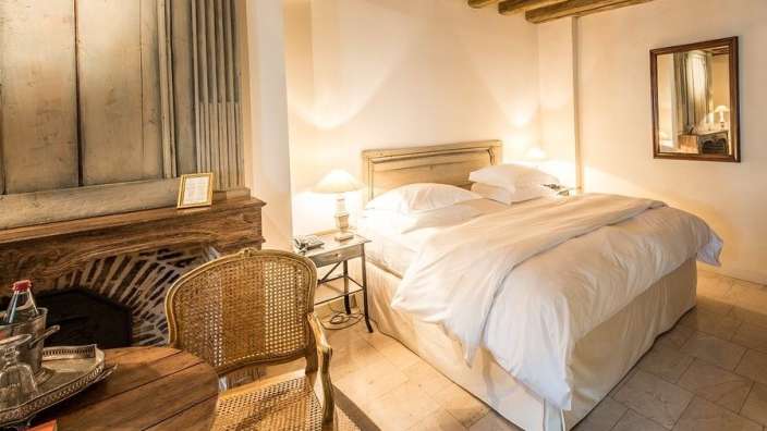 Ein Schlafzimmer mit einem Bett und einem Stuhl