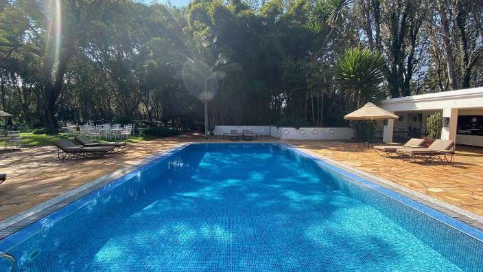 Ein großer Swimmingpool mit Bäumen im Hintergrund