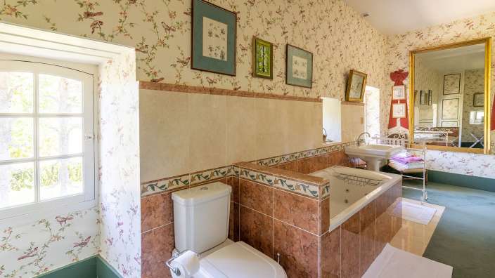 Ein Badezimmer mit einer Toilette und einer Badewanne