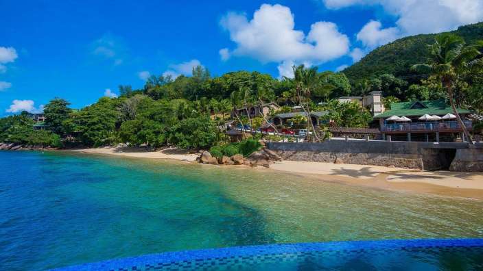 Ein Blick auf einen Strand von einem Pool aus