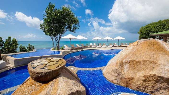 Ein großer Pool mit Blick auf den Ozean