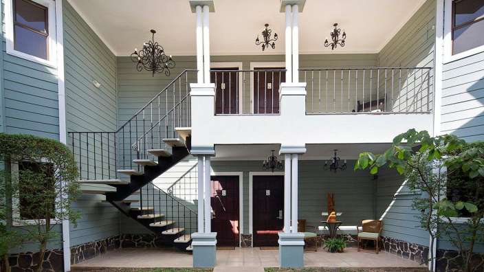 Ein Haus mit zwei Stockwerken und einer Treppe