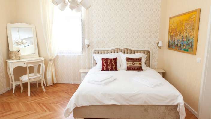 Ein Schlafzimmer mit einem Bett und einem Spiegel