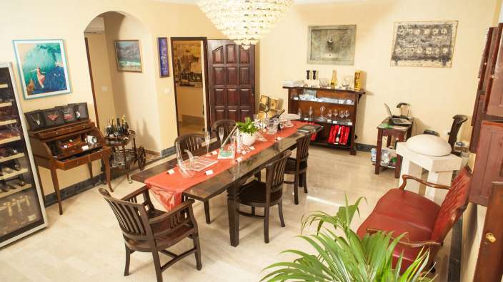 Ein Esszimmer mit einem langen Tisch und Stühlen