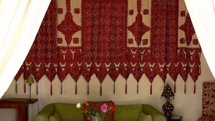 Ein Wohnzimmer mit einem grünen Sofa und einem Tisch