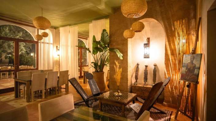 Ein Esszimmer mit einem Tisch und Stühlen und einem Gemälde an der Wand