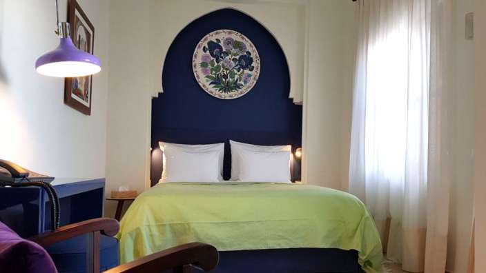 Ein Schlafzimmer mit einem Bett und einem Bild an der Wand