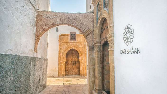 Ein Gebäude mit der Aufschrift dar shaan an der Seite