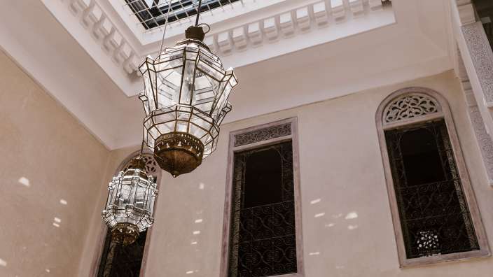 Zwei Laternen hängen an der Decke eines Gebäudes