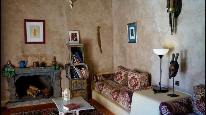 Ein Wohnzimmer mit einer Couch und einem Kamin