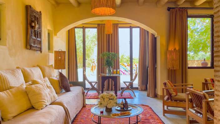 Ein Wohnzimmer mit einem Couchtisch und Stühlen