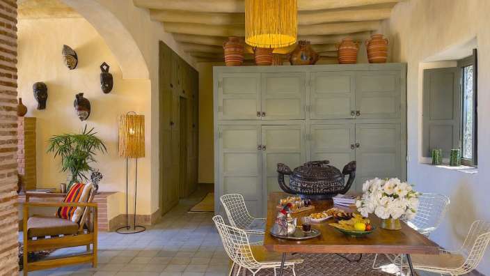 Ein Esszimmer mit einem Tisch und Stühlen