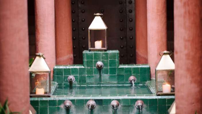 Ein Brunnen mit einer Kerze in der Mitte