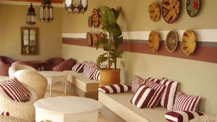 Ein Wohnzimmer mit vielen Stühlen und Tischen