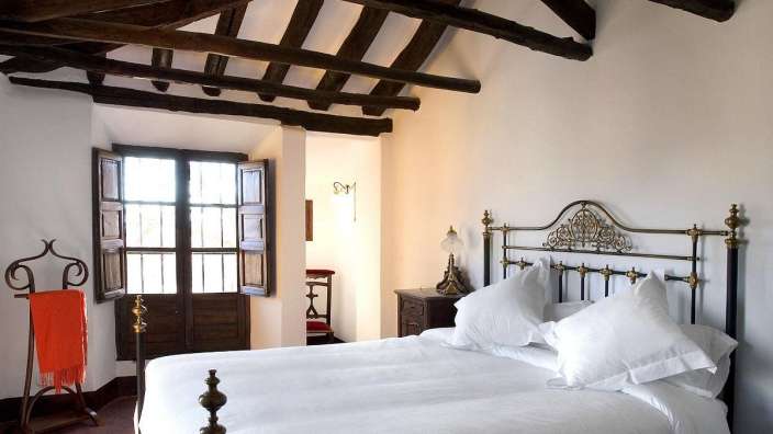 Ein Schlafzimmer mit einem Bett und einem Fenster