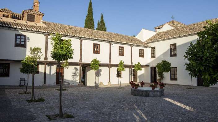 Ein weißes Gebäude mit einem Brunnen in der Mitte