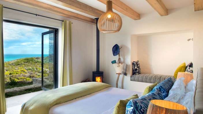 Ein Schlafzimmer mit einem großen Bett und einem Kamin