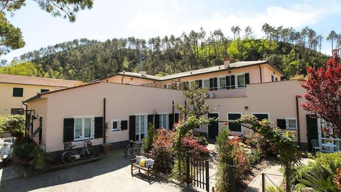 Ein kleines Haus mit einem Fahrrad davor